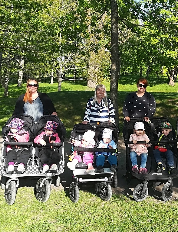 Mitmike vanemad hoiavad kokku. Carol ja Helina on kaks paljudest, kellega Õnne igapäevaselt suhtleb, sest jagatud kogemused, rõõmud ja mured on oluline tugi.
